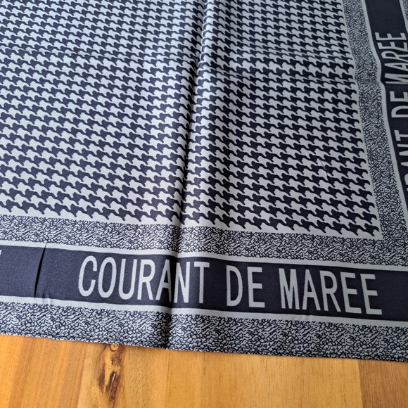 Really huge 100 % silk handle scarve - Picture 3 of 3